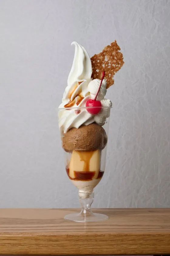 円山牛乳販売店 キャラメルとプリンのレトロパフェ