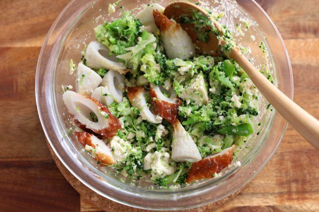 ちくわとブロッコリーを混ぜる