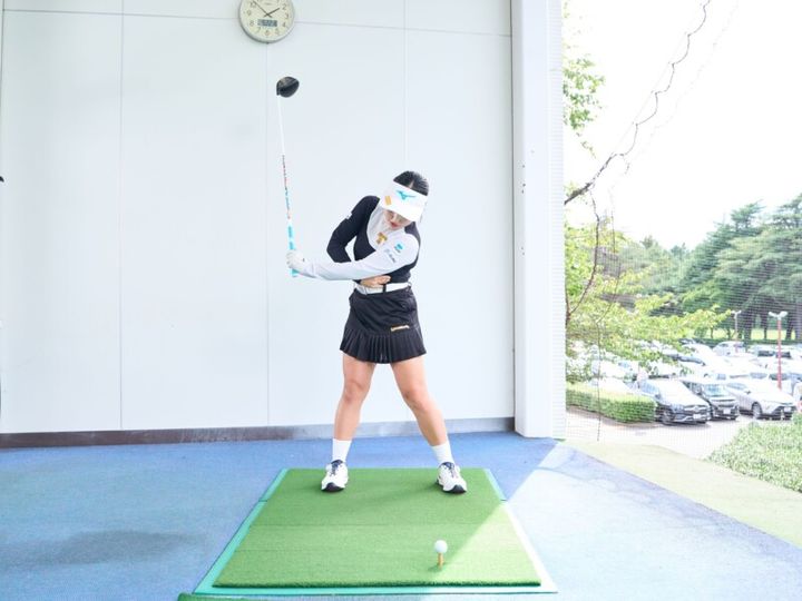 強く振るのは絶対NG！女性コーチが“大きく飛ばすポイント”を解説