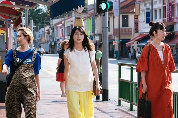 事情を抱えた3人が偶然出会い、金の密輸という秘密によって絆を深めていく