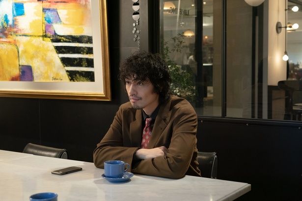 夫・高志(塩野瑛久)の上司・田ノ上を演じる斎藤工。和歌子に夫の横領と解雇、そして借金という残酷な事実を告げる