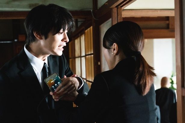 平凡な主婦だった和歌子の日常を一変させる出来事。夫・高志(塩野瑛久)が職場で倒れ、その先に待っていたのは想像を超える現実だった