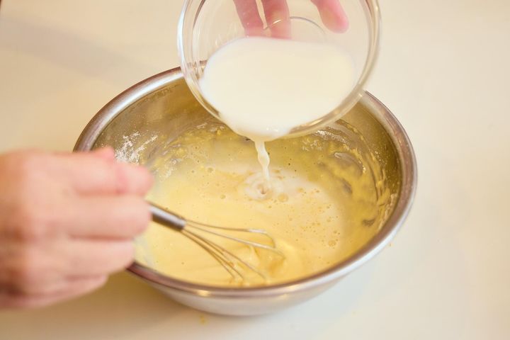 クレープ生地をつくる