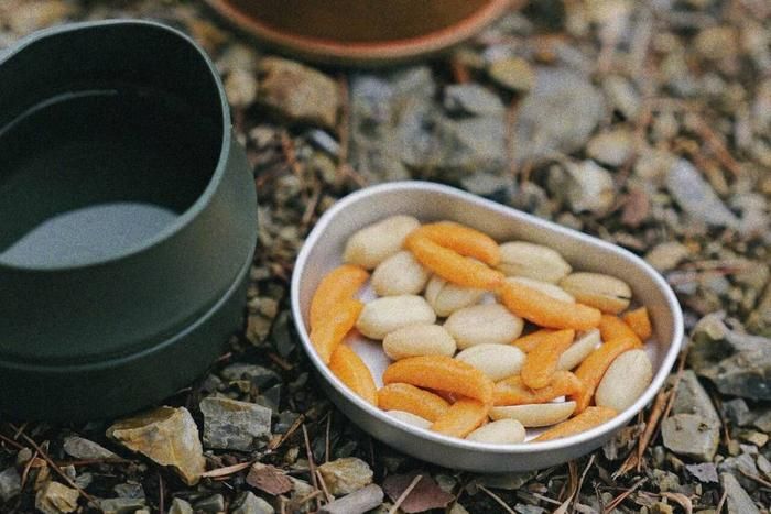 NrucのFACEHUGGER DISHに柿ピーを入れてあるところ