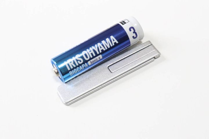 ダイソーのスマートフォンスタンドと乾電池の比較