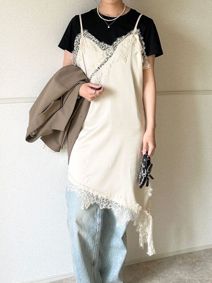 レースキャミワンピと黒Tコーデの下半身ディテール