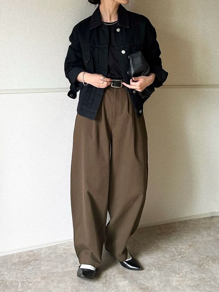ショート丈ジャケットとスーピマコットンTにブラウンパンツを合わせた全身コーデ