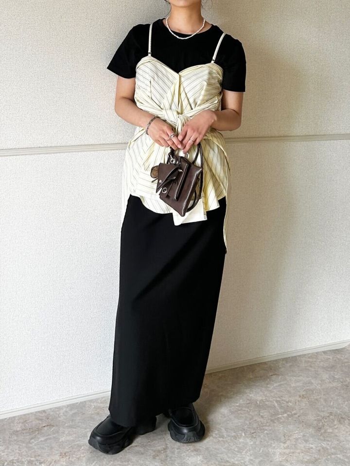 ストライプシャツビスチェアレンジとスーピマコットンTにロングスカートを合わせた全身コーデ