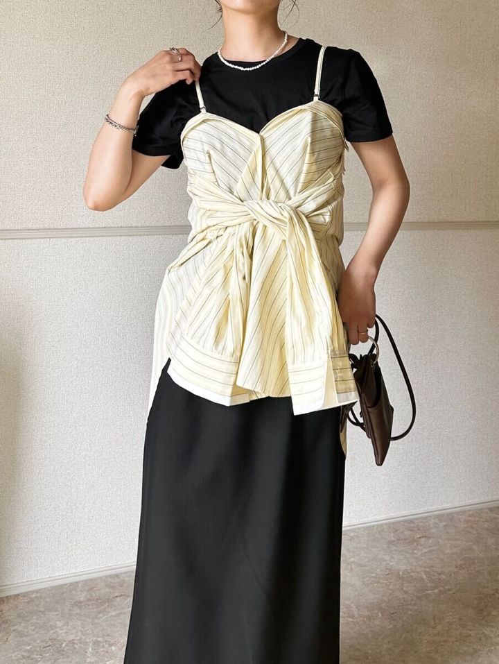 ストライプシャツビスチェアレンジと黒Tコーデのディテール