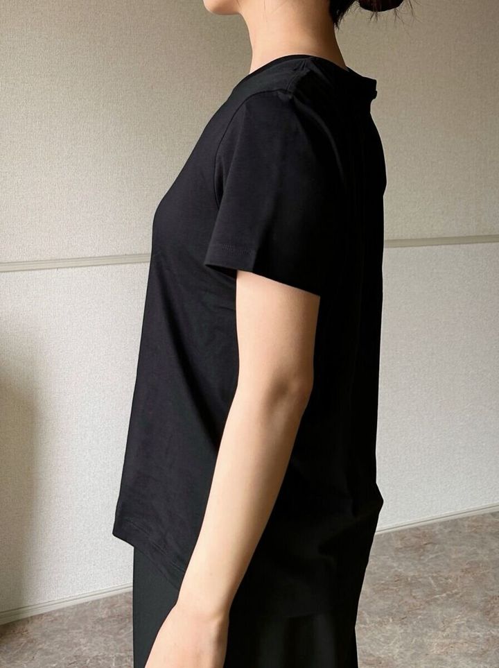 ユニクロユースーピマコットンTを着用したサイドのシルエット