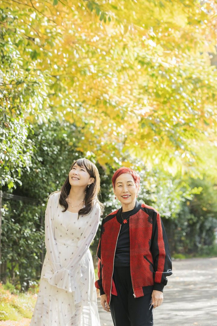 アグネス・チャンさん（左）と上野千鶴子さん