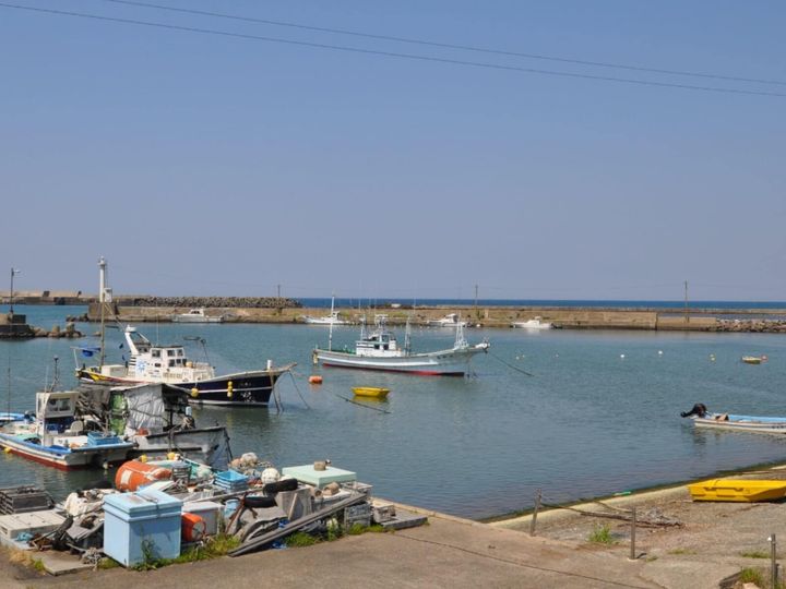 京都府京丹後市の浅茂川漁港近くに湧く「浅茂川浦島温泉」は、1998年に開湯した比較的新しい温泉地です。とろりとした肌触りのアルカリ性単純泉は「美人の湯」として親しまれています。日本海の絶景と旬の美食が楽しめる注目のリゾート地です。