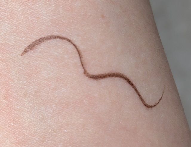 絵画リキッドアイライナー02ダークブラウン スウォッチ