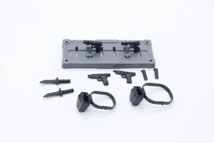 ミニチュアハンドガンの台座ランナーとハンドガン・ナイフ・ホルスターなど全パーツを並べた俯瞰写真