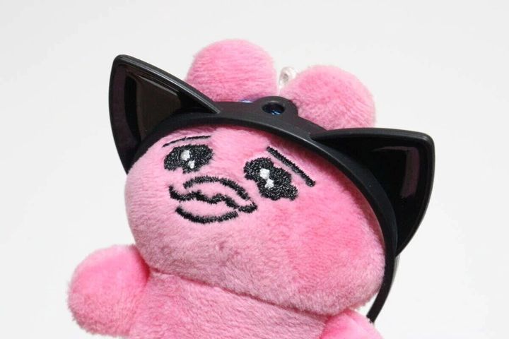 ピンクのぬいぐるみに黒いねこみカチューシャを装着した正面アップ写真