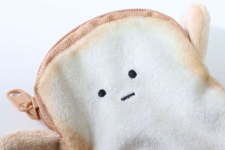 セリアのコインポーチ 食パンの表情