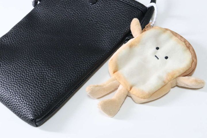セリアのコインポーチ 食パンをカバンに付ける