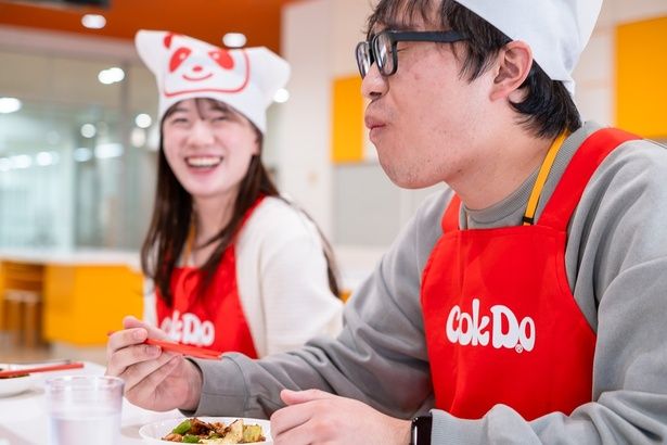 いよいよ実食！ひと口味わった栗原の表情が、すべてを物語っていた。見学の満足感、調理の達成感、そして「Cook Do」のおいしさに大満足だった