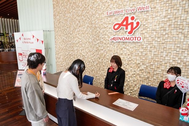  受付で体験の必要項目に記入してチェックイン