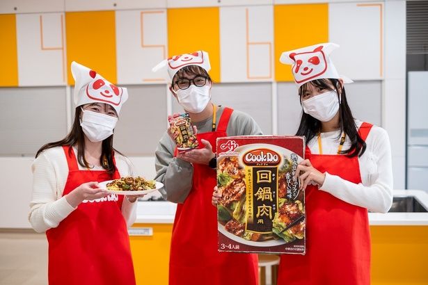 キッチンスタジオには撮影用の巨大な「Cook Do」のパッケージなど撮影アイテムもそろっている