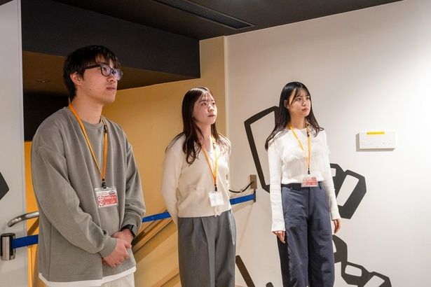 モニターに映る作業工程を、真剣な眼差しで見つめる3人