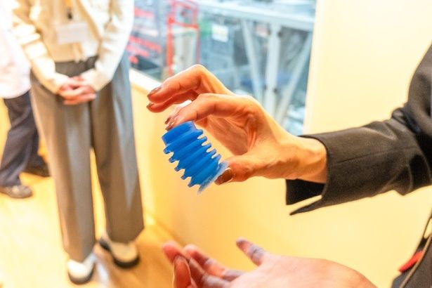 ロボットアームと同じ吸盤にも触れることができた。吸盤の内部を真空にして、パウチを吸い付けてつかんでいるという