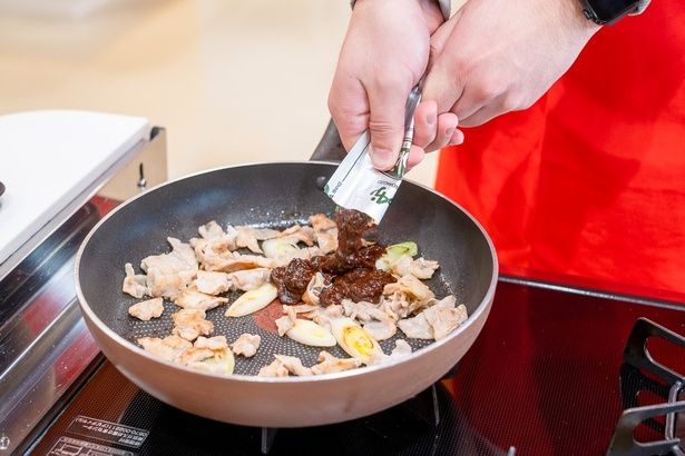 「Cook Do」のレトルトパウチは折りたたんで絞り出すように投入するときれいに入れることができる