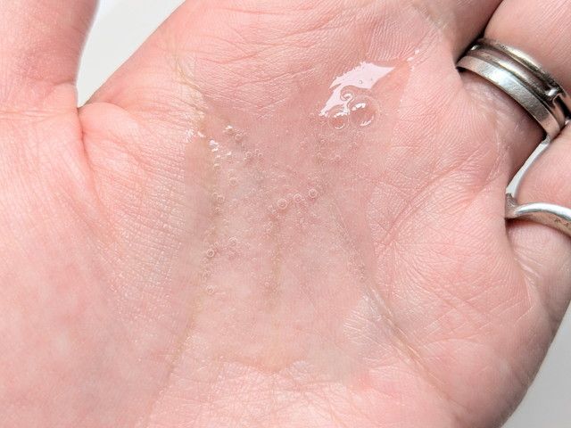 手のひらに広げたオーツートナーの透明なテクスチャーと酸素バブル