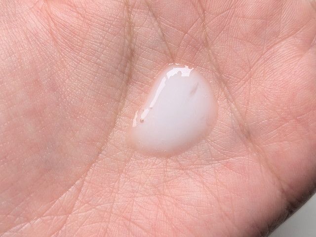 手のひらに出したガラクトポアセラムの乳白色テクスチャー