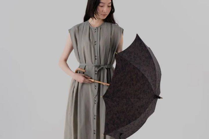 暮らしに馴染む、やわらかな色合いの天然繊維の日傘