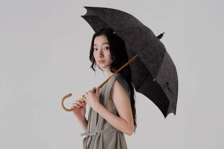 天然繊維ならではの奥行きある色合いを楽しめる日傘