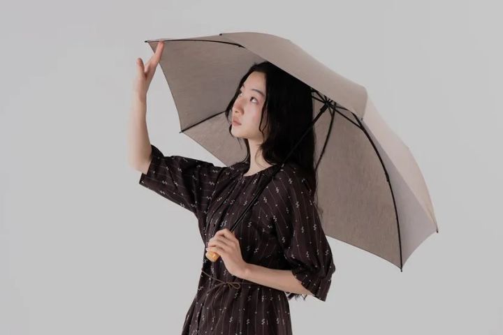 天然繊維の質感が生み出す、やわらかな光をまとう日傘