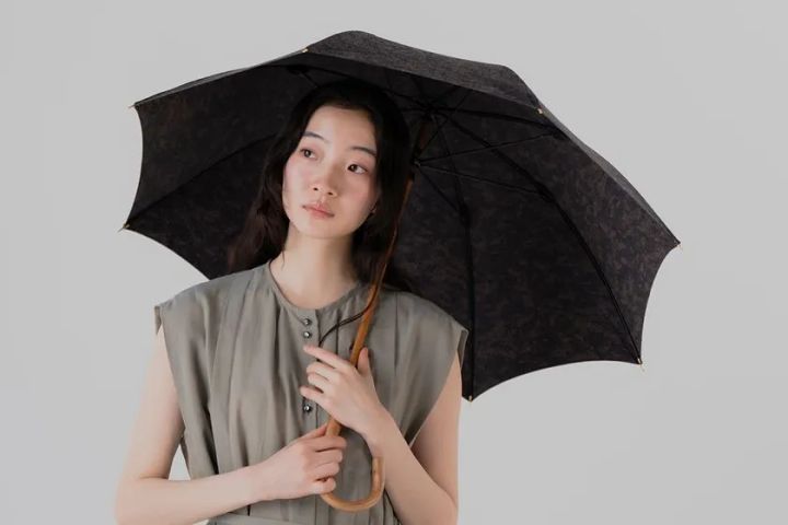 光と影の表情を楽しむ、深みのある天然繊維の日傘
