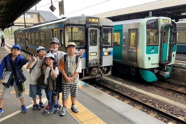 子どもたちで旅程を組み理想の“撮り鉄旅”を叶える、静岡県「電車博士キャンプ」開催