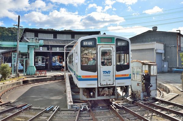 子どもたちで旅程を組み理想の“撮り鉄旅”を叶える、静岡県「電車博士キャンプ」開催