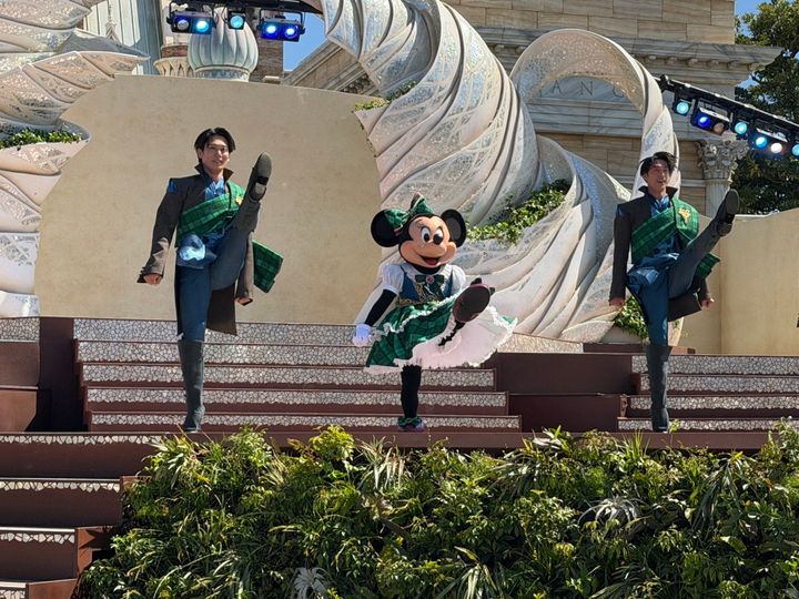 続くヨーロッパのシーンではミニーがアイリッシュダンスを披露