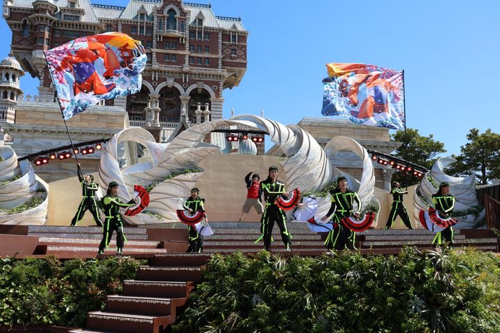 アクロバットが披露される日本のシーンはSo Coo