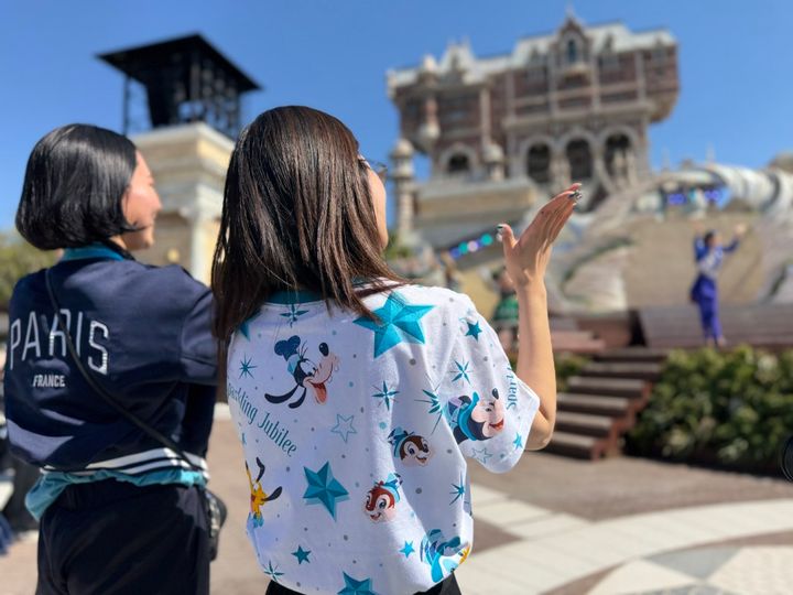 ショーの途中では、ゲストも立ち上がってダンスに参加できちゃいます