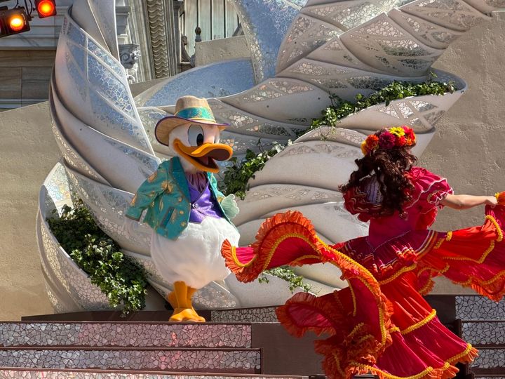 中南米のシーンではラテンダンスとサルサで会場を盛り上げる