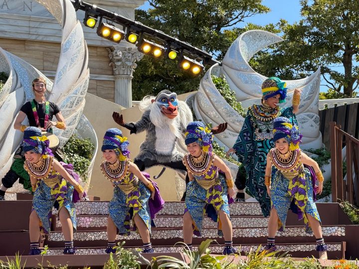 アフリカをテーマにしたシーンでは、ディズニー映画『ライオンキング』のラフィキも登場