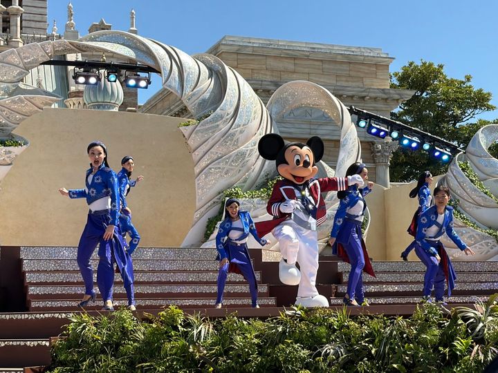 オープニングはニューヨークの華やかなダンスでスタート！キレッキレのミッキーのダンスに注目