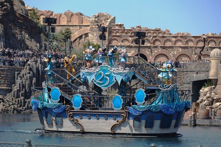 25周年のコスチュームを着たミッキーたちが1隻のパージで登場