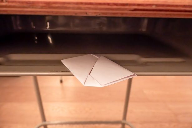 机の中には、折りたたまれた手紙が入っている