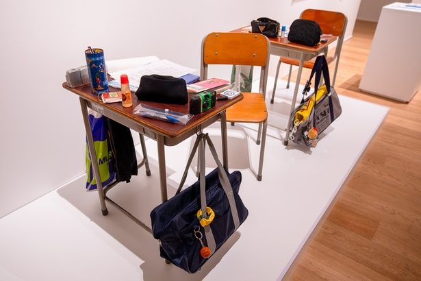 スクールバッグや、ショッピングバッグがぶら下げられた教室の机。当時を思い起こせば、前後の席で、さまざまなドラマが展開されていたはず