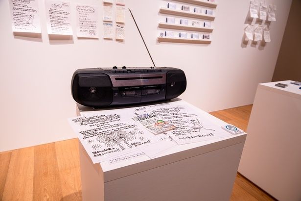 ラジカセからはラジオが流れ、当時のヒット曲やパーソナリティのトークなどが楽しめる