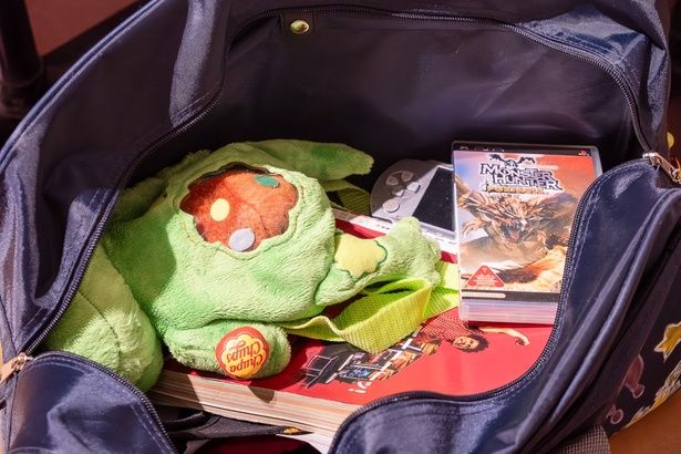 ギャルのカバンの中身は、ゲームにマンガ雑誌、ぬいぐるみのようなポーチなど。勉強道具は見当たらない…