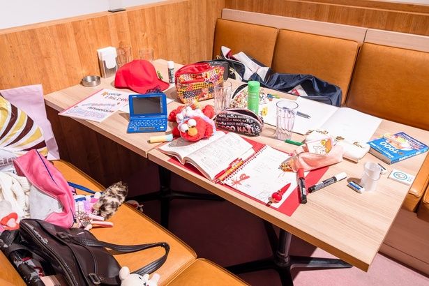 放課後に集まっていたファミレス。当時の高校生たちが散らかしていたテーブルの雰囲気を、100％再現した