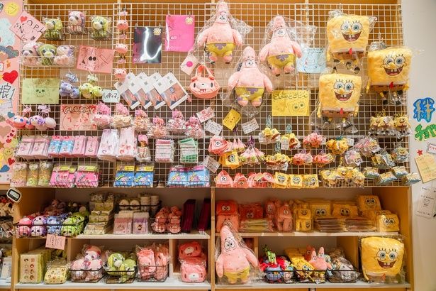 当時も今も変わらず愛され続ける、スポンジ・ボブやグル～ミ～のグッズもずらり。若者世代の必須アイテムもそろう