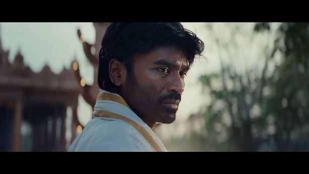 『クベーラ』の主人公である純朴な青年、デーヴァ・カッラム役にダヌシュ [c]Sree Venkateswara Cinemas LLP＆Amigos Creations. All rights reserved.