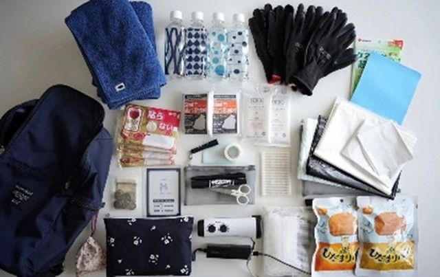 防災グッズをリュックの外に並べた持ち出し防災セットの中身一覧